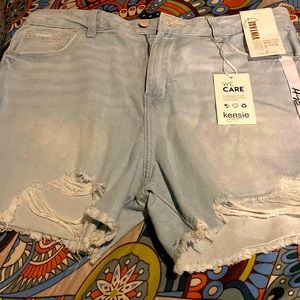 Kensie distressed short
